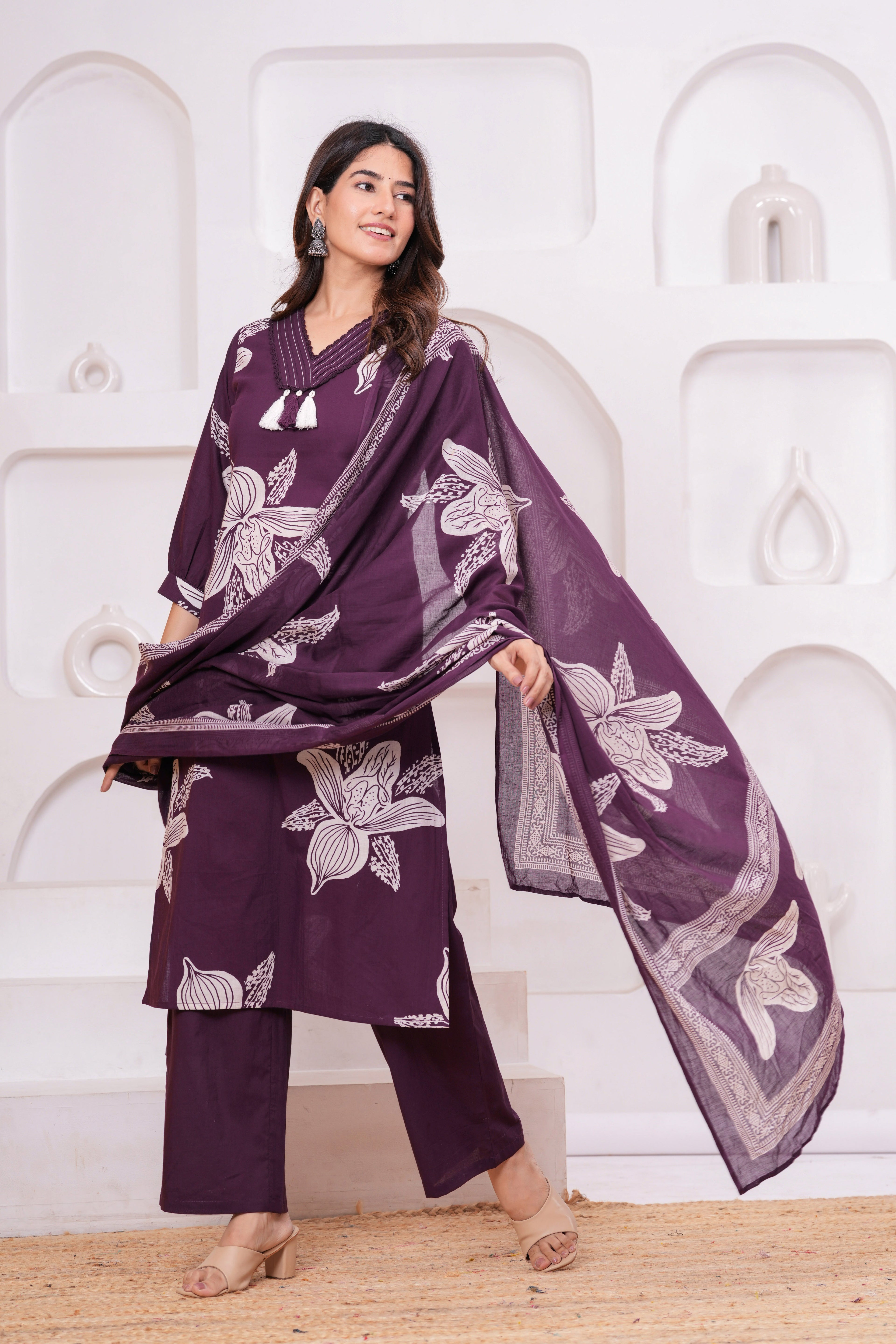 Elegant Floral Print three Piece Suit Set with Pintex V-Neck