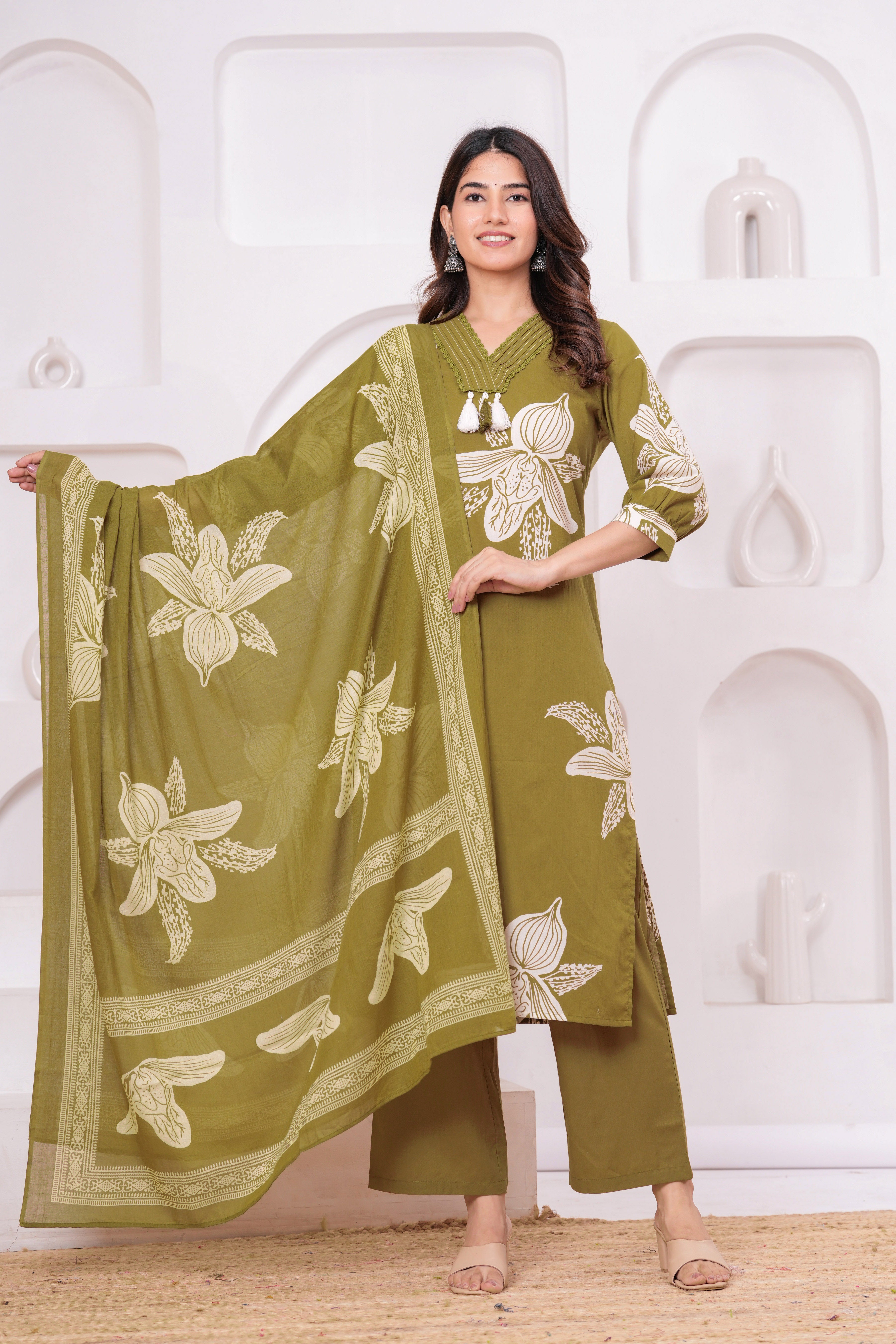 Elegant Floral Print three Piece Suit Set with Pintex V-Neck