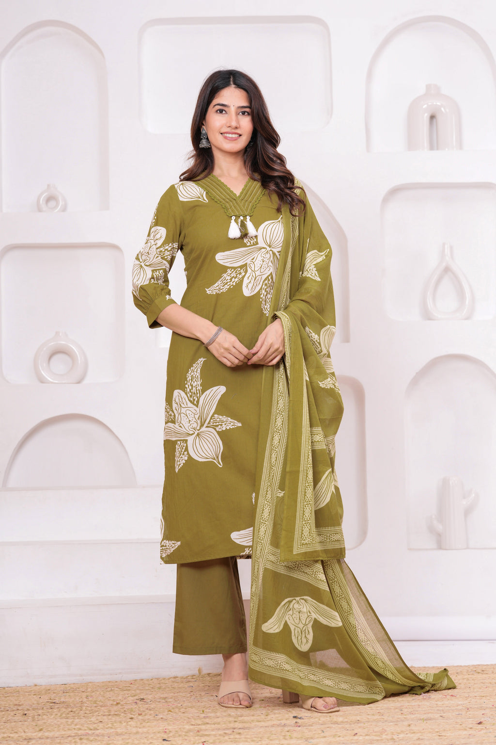 Elegant Floral Print three Piece Suit Set with Pintex V-Neck