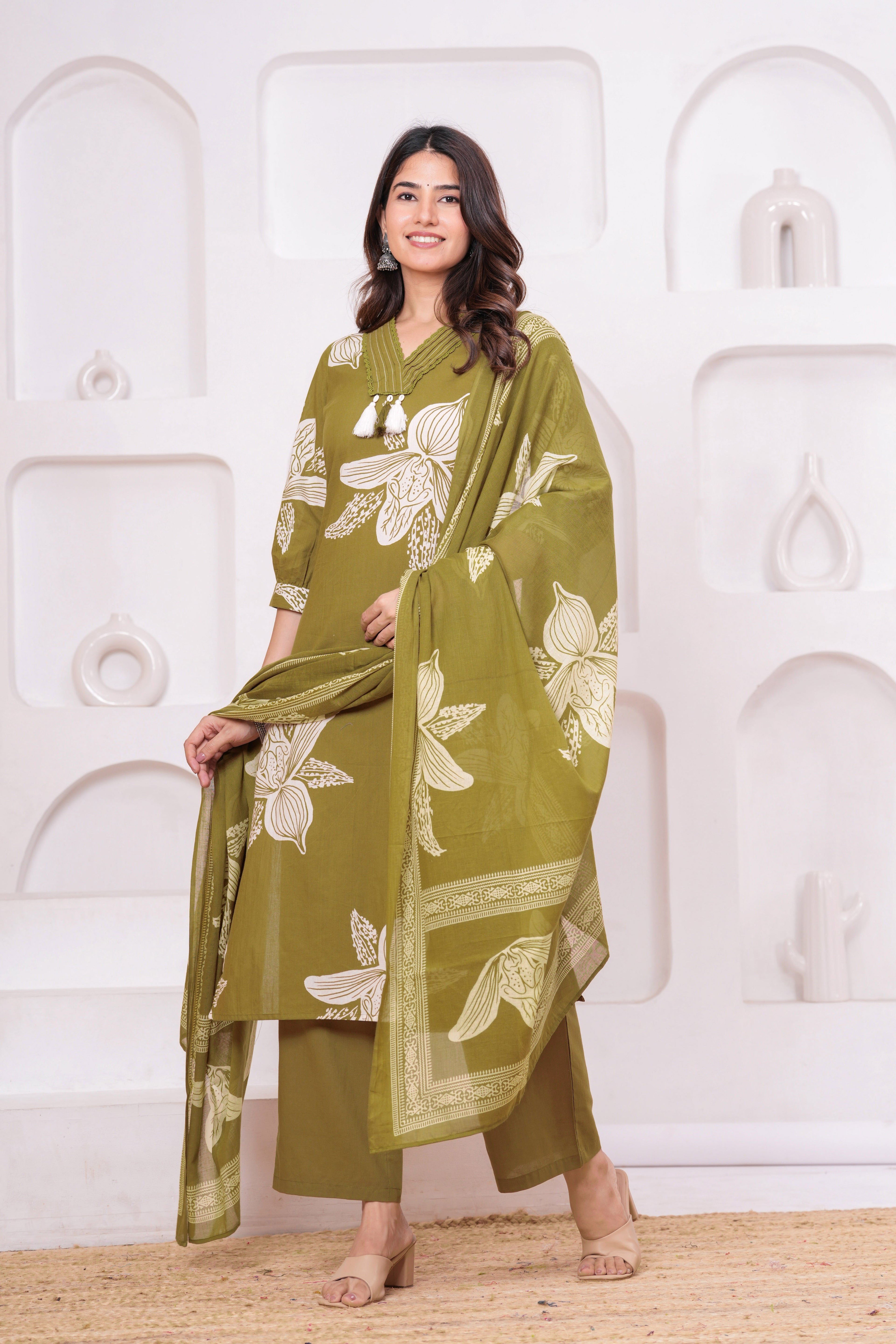 Elegant Floral Print three Piece Suit Set with Pintex V-Neck