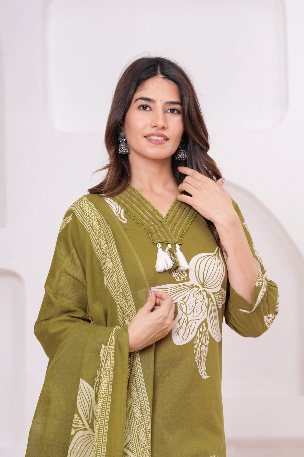 Elegant Floral Print three Piece Suit Set with Pintex V-Neck