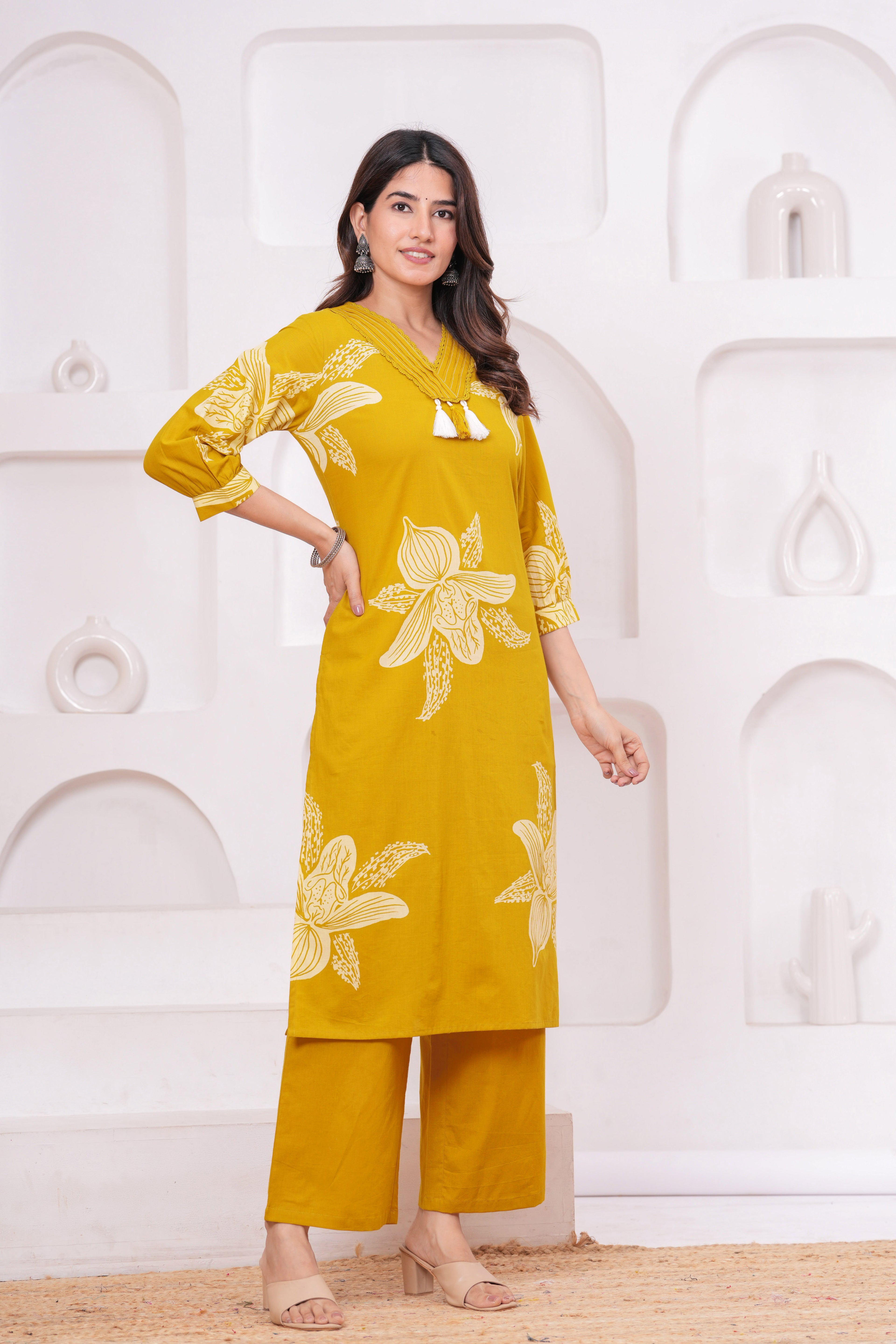 Elegant Floral Print three Piece Suit Set with Pintex V-Neck