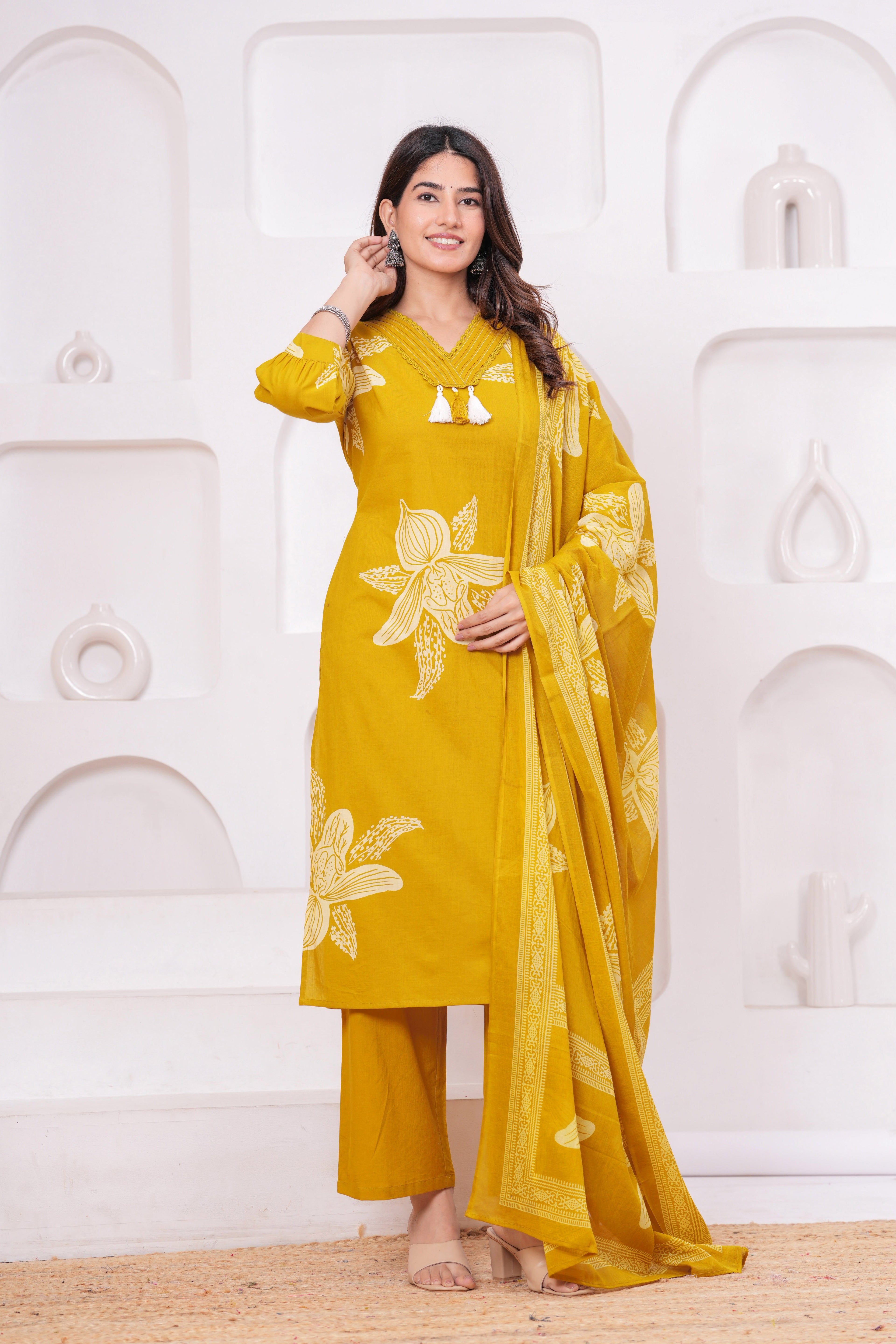 Elegant Floral Print three Piece Suit Set with Pintex V-Neck