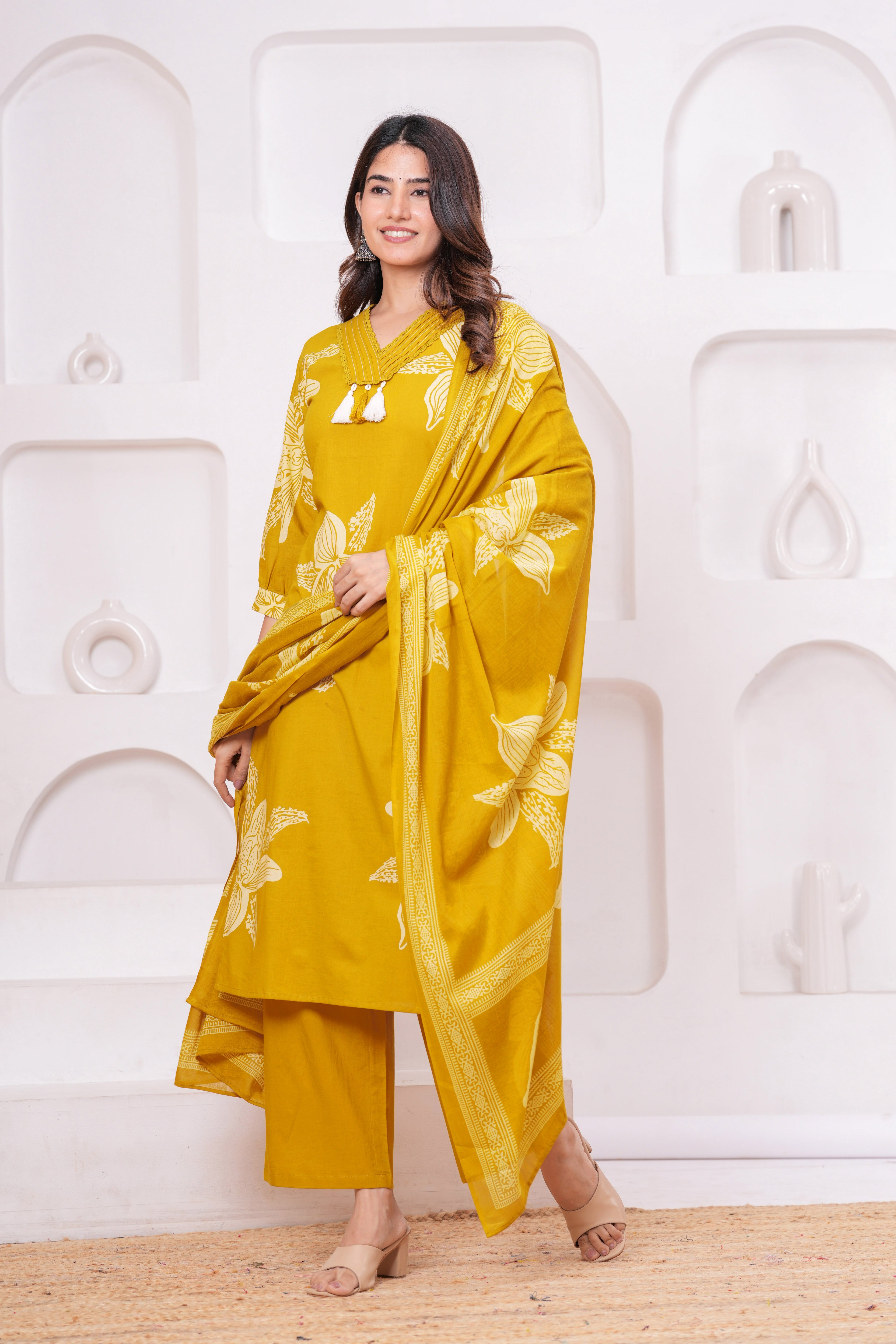 Elegant Floral Print three Piece Suit Set with Pintex V-Neck