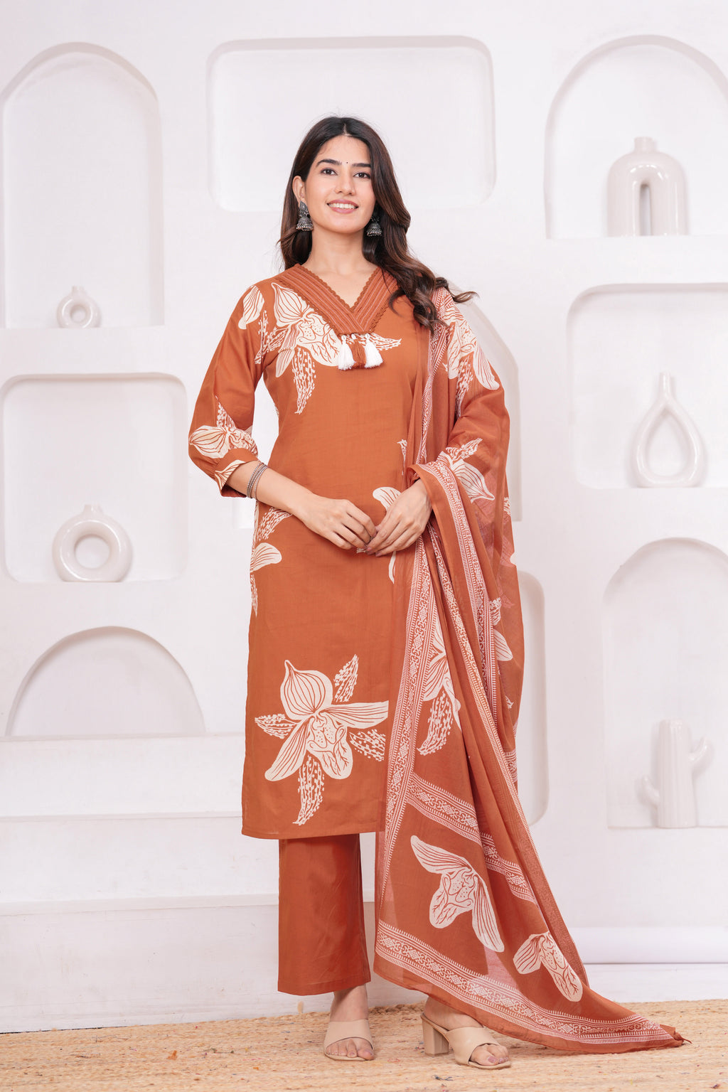 Elegant Floral Print three Piece Suit Set with Pintex V-Neck